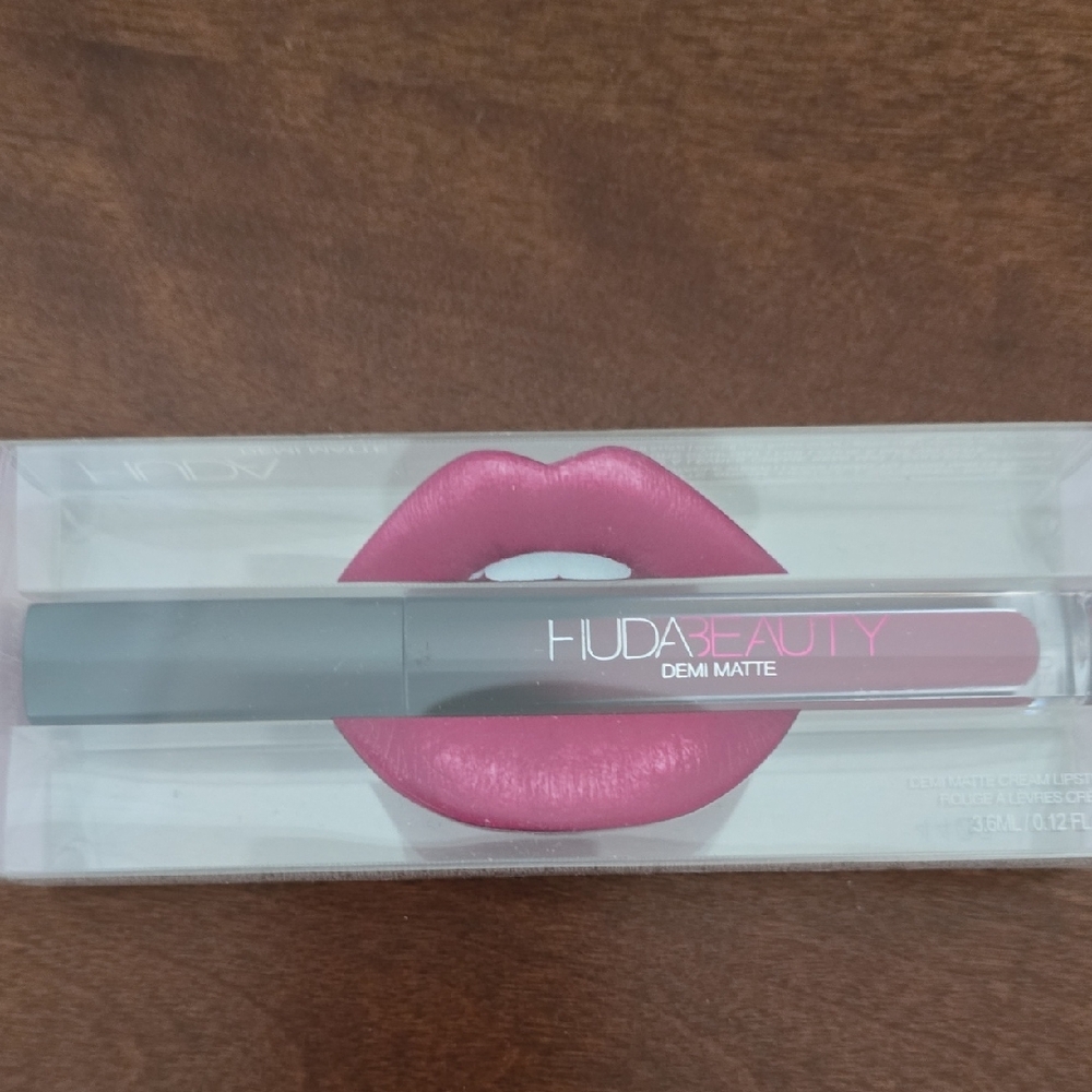 HUDA BEAUTY Demi Matte Lipstick In Lady Boss